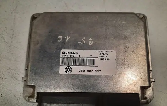 Volkswagen PASSAT B5 Engine control unit/module 5WP4250 3B0907557