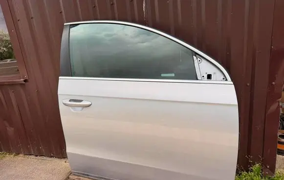Volkswagen PASSAT B7 Front door LA7W