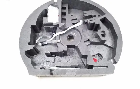 Volkswagen Golf V Tool set 8P0012109F