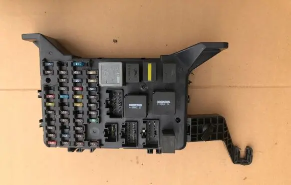 Ford Mondeo Mk III Fuse module 4S7T14A073AA