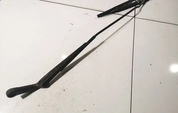 Volkswagen Golf IV Front wiper blade arm