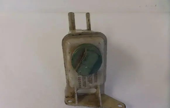 Volkswagen PASSAT B5 Power steering fluid tank/reservoir 8D0422373C