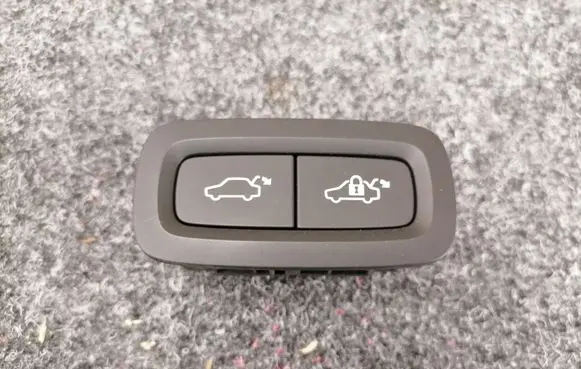 Volvo XC90 Tailgate/boot open switch button 31674801