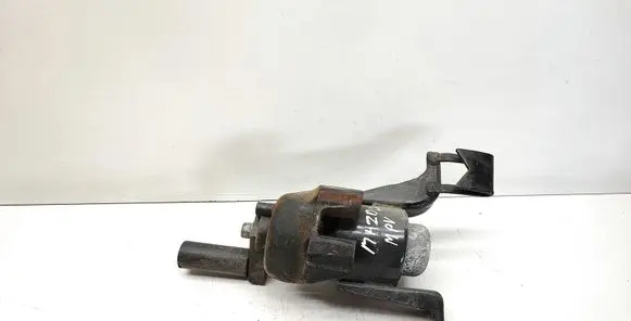 Mazda MPV Engine mount bracket