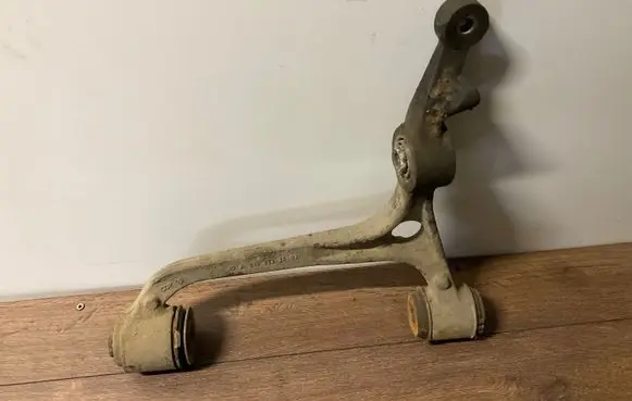 Mercedes-Benz E W211 Front control arm A2113332402