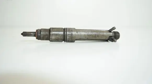 Audi A6 S6 C4 4A Fuel injector 046130201B