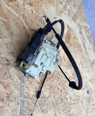 Volkswagen PASSAT B6 Front door lock 3C1837015A
