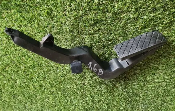 Audi A4 S4 B5 8D Accelerator throttle pedal 8D1721512F
