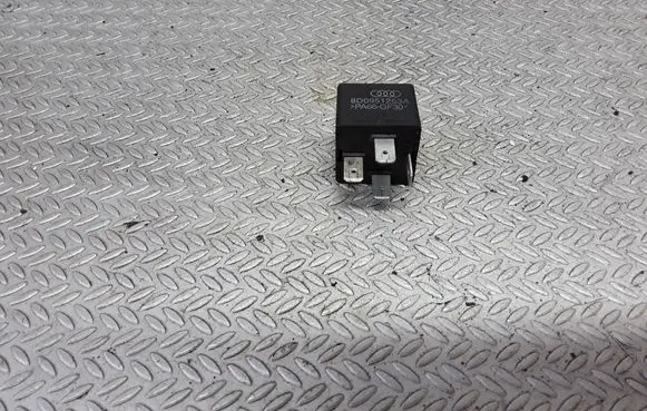 Volkswagen PASSAT B5 Other relay 8D0951253A