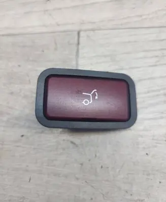 Mercedes-Benz E W212 Tailgate/boot open switch button 2118219551 31020302