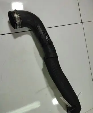 Volkswagen Touareg I Intercooler hose/pipe