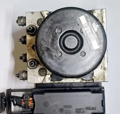 Volkswagen Golf VI ABS Pump 1K0614517CB 1K0907379AT