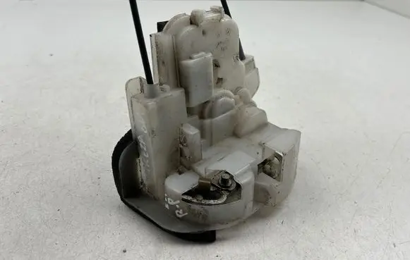 Subaru Impreza III Front door lock