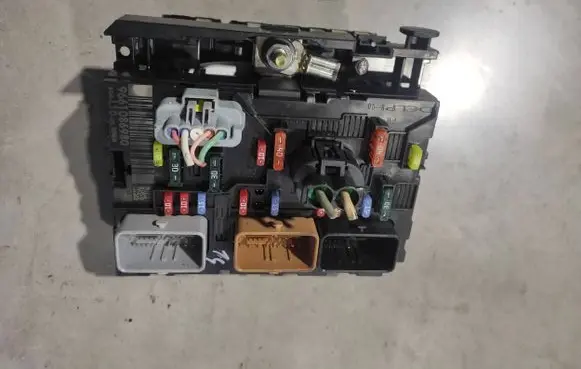 Peugeot 207 Fuse module 9661086980