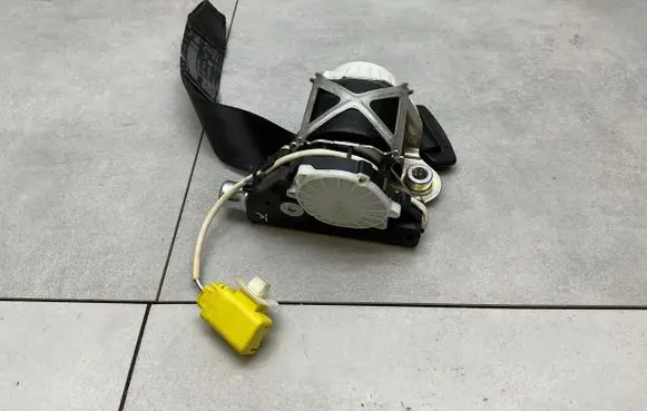 Volkswagen Eos Front seatbelt 33055040C