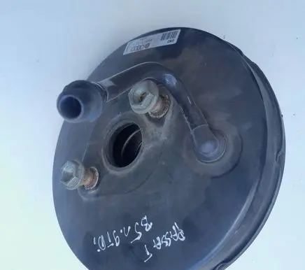 Volkswagen PASSAT B4 Brake booster 8D0612105F