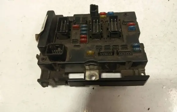 Peugeot 307 Fuse module 9650664180 33068683