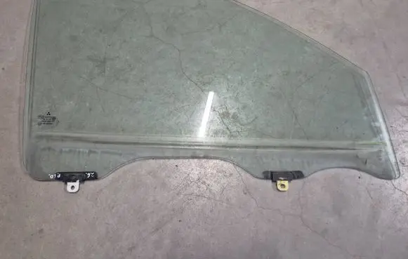 Mitsubishi L200 Front door window glass four-door