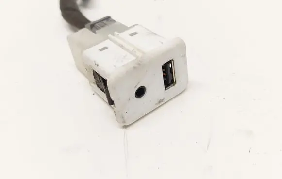 Opel Antara USB socket connector 20870101