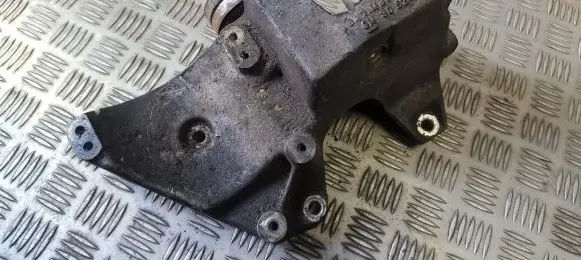 Opel Vectra B Engine mounting bracket 90528680
