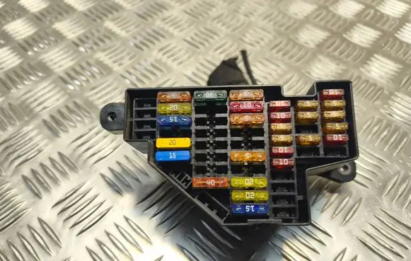 Volkswagen PASSAT B6 Fuse module 26040704043 28311127 6635