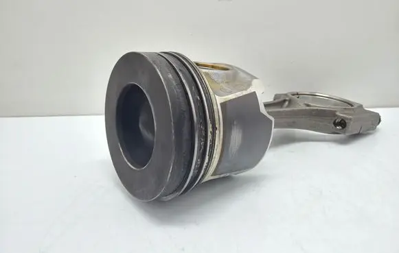 BMW 5 G30 G31 G38 Piston with connecting rod
