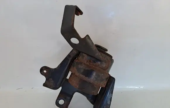 Toyota Avensis T250 Engine mount bracket 123050R010