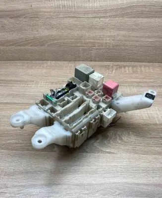 Toyota Auris 150 Fuse module 8273002140A 02108B27