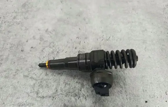 Volkswagen Polo IV 9N3 Fuel injector 