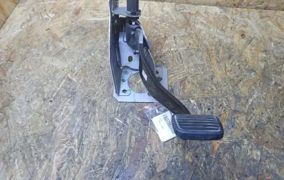 Isuzu D-Max Clutch pedal