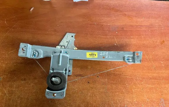 Rear door manual window regulator