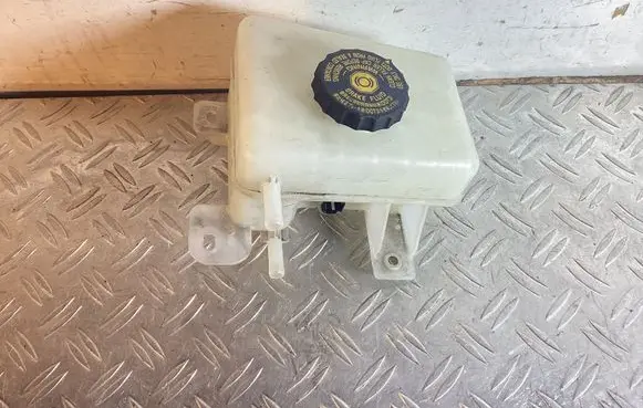 Brake fluid reservoir