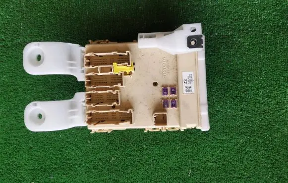 Toyota RAV 4 (XA40) Fuse module 8273042810 63585939