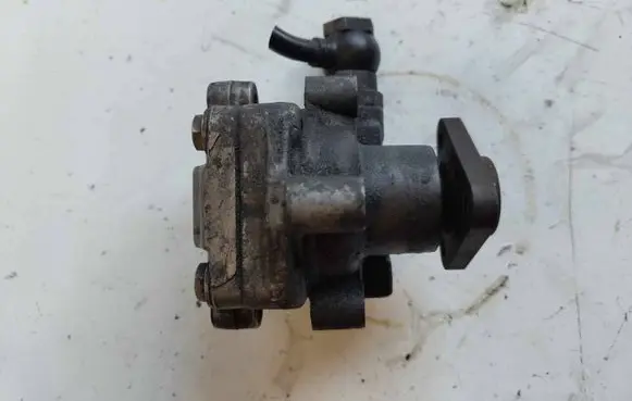 Volkswagen PASSAT B5.5 Power steering pump 8D0145177Q