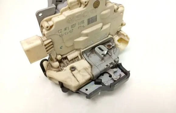 Audi A3 S3 8P Front door lock 4F1837015E