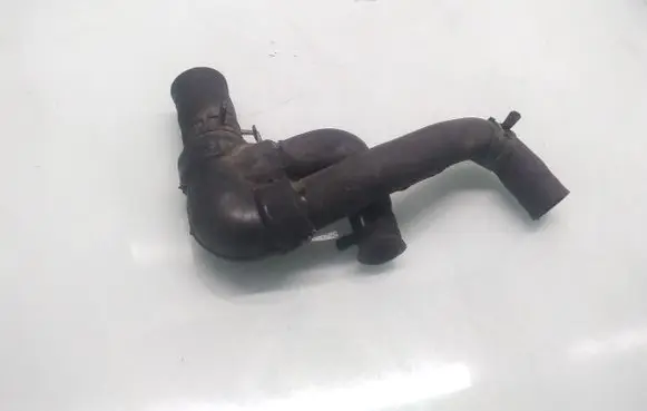 Volkswagen Golf III Engine coolant pipe/hose 037121058B
