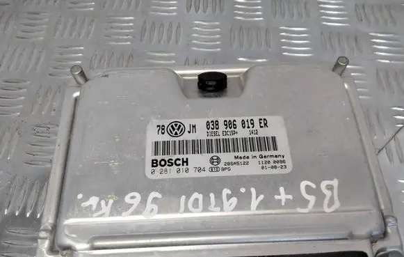 Volkswagen PASSAT B5.5 Engine control unit/module 038906019ER 0281010704