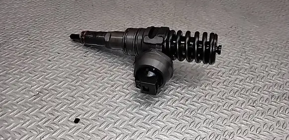 Volkswagen Touran I Fuel injector 038130073AG