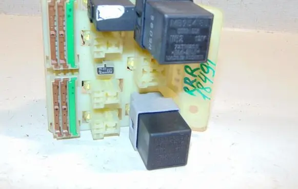 Mitsubishi Carisma Fuse module MB953411