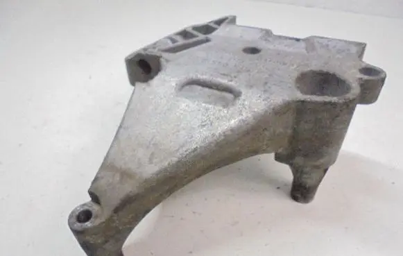 Engine mounting bracket