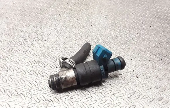 Audi A4 S4 B5 8D Fuel injector 