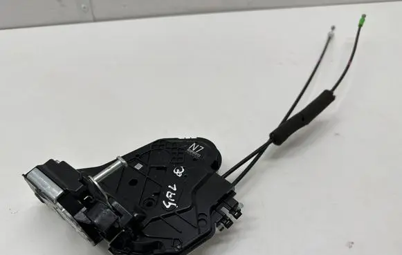 Toyota Camry VIII XV70 Rear door lock 90910173
