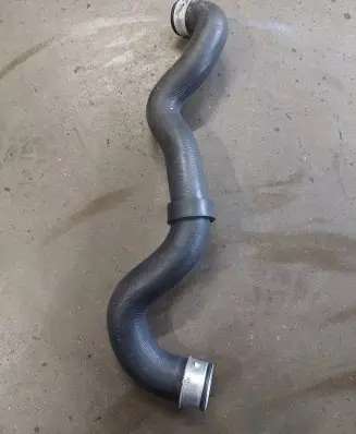 Coolant pipe/hose