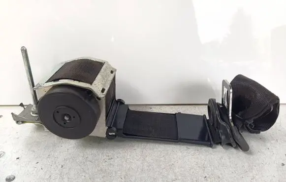 Opel Astra H Front seatbelt 560834901