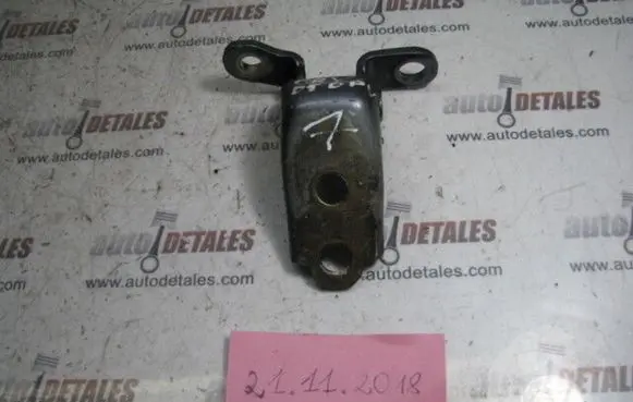 Honda CR-V Front door upper hinge