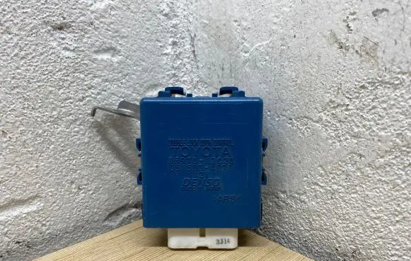 Toyota Verso Door central lock control unit/module 8597012020 0515004070