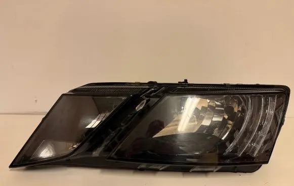 Skoda Octavia Mk4 Headlight/headlamp 5E1941015C 030110420100 LE15A6368