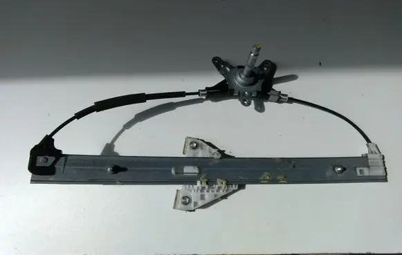 Rear door manual window regulator