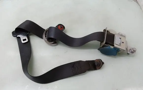 KIA Carens I Rear seatbelt 898101D000