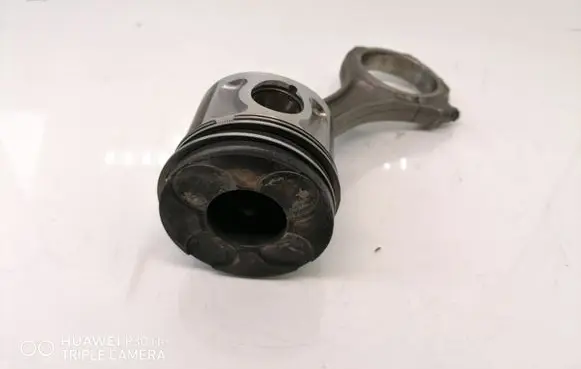 Volkswagen PASSAT B5.5 Piston with connecting rod 059F RUB